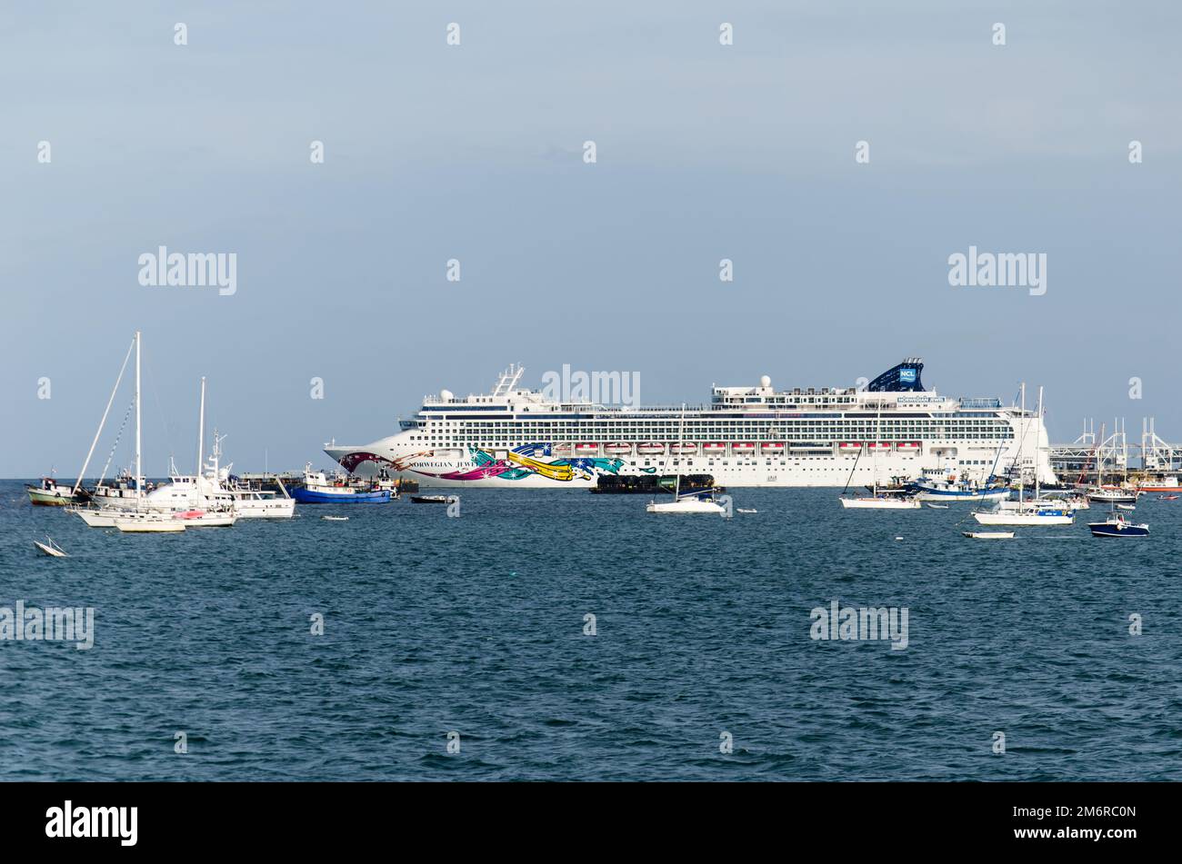 Panama City, Panama - 3 dicembre 2022: Gioiello norvegese ormeggiato nel porto delle navi da crociera Fuerte Amador situato a Panama City. Foto Stock