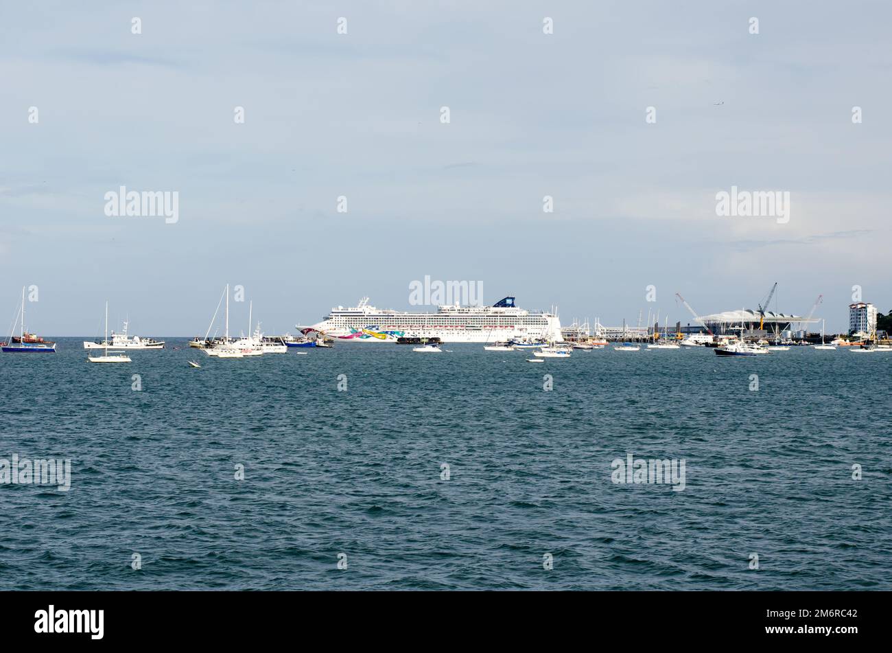 Panama City, Panama - 3 dicembre 2022: Vista panoramica del nuovo porto delle navi da crociera Fuerte Amador situato a Panama City Foto Stock