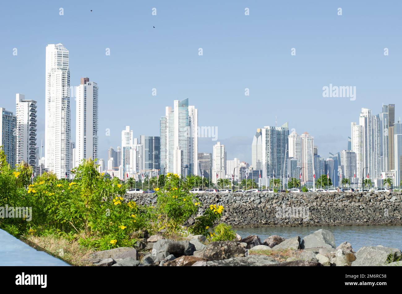 Lo skyline di Panama City visto da Plaza V Centenario all'ingresso della Città Vecchia a San Felipe Foto Stock