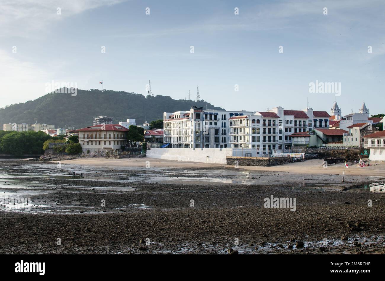 Vista panoramica dell'ultima spiaggia di Panama vista dalla French Plaza, non adatta per fare il bagno. Foto Stock