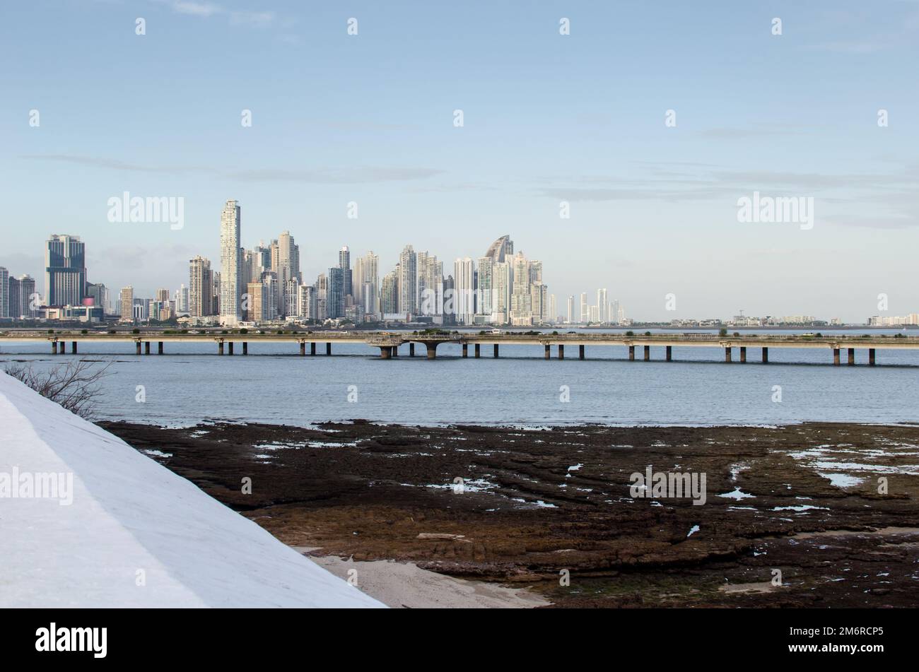 Lo skyline di Panama City e il lungomare III visto dalla Città Vecchia Foto Stock