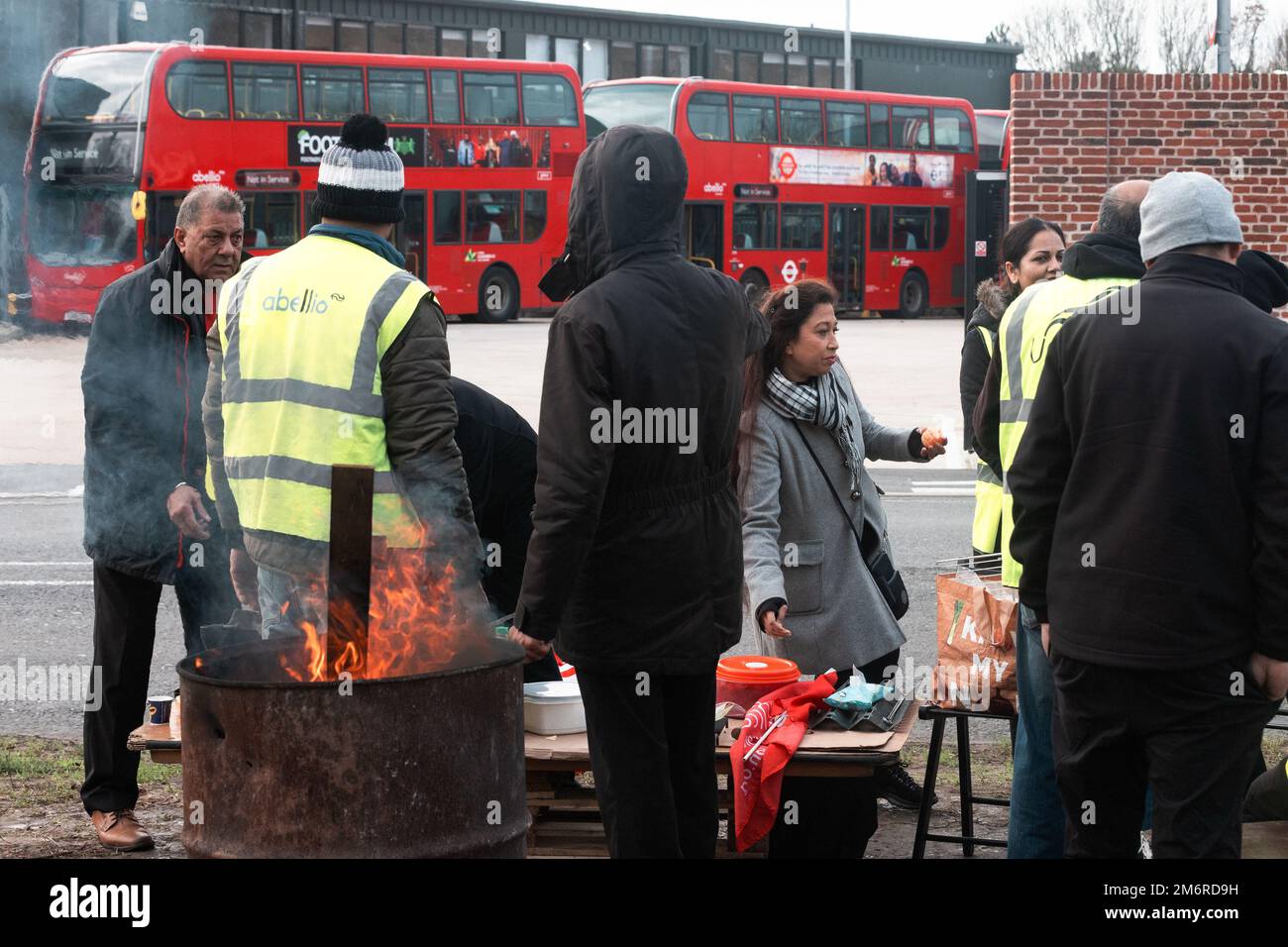 Londra, Regno Unito. 5th gennaio 2023. Gli autisti di autobus di linea impiegati da Abellio Transport Group Ltd si trovano su una linea da picket all'esterno di un deposito di autobus Abellio. I conducenti, membri del sindacato Unite, stanno attualmente effettuando uno sciopero di due giorni come parte di una serie di scioperi sulla retribuzione programmati per tutto il mese di gennaio. Credit: Notizie dal vivo di Mark Kerrison/Alamy Foto Stock