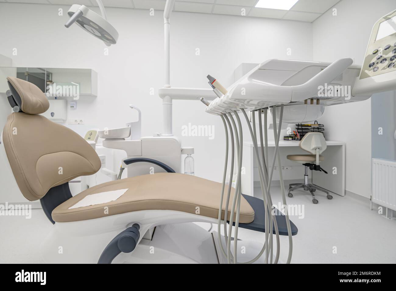 Sedia paziente all'interno dell'ufficio medico odontoiatrico Foto Stock