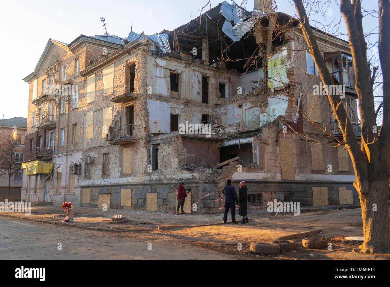 Città di Krivoy Rog, regione di Dnepropetrovsk, Ucraina - 19-12-2022: Strada con una casa distrutta da un fuoco di razzo. Guerra in Ucraina Foto Stock