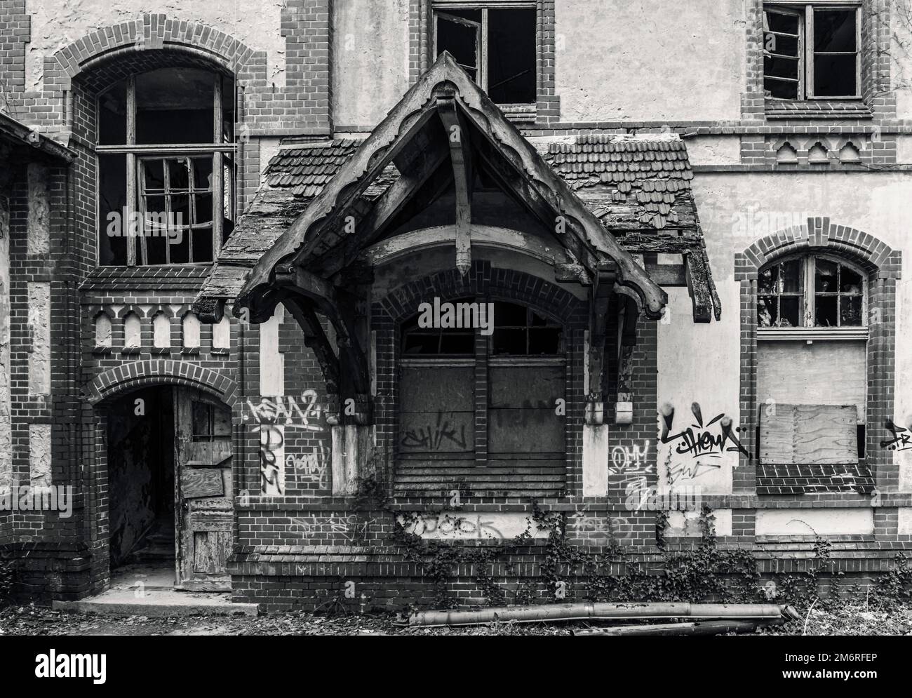 Bianco e nero, architettura dei sanatori di Beelitz, Brandeburgo, Germania Foto Stock