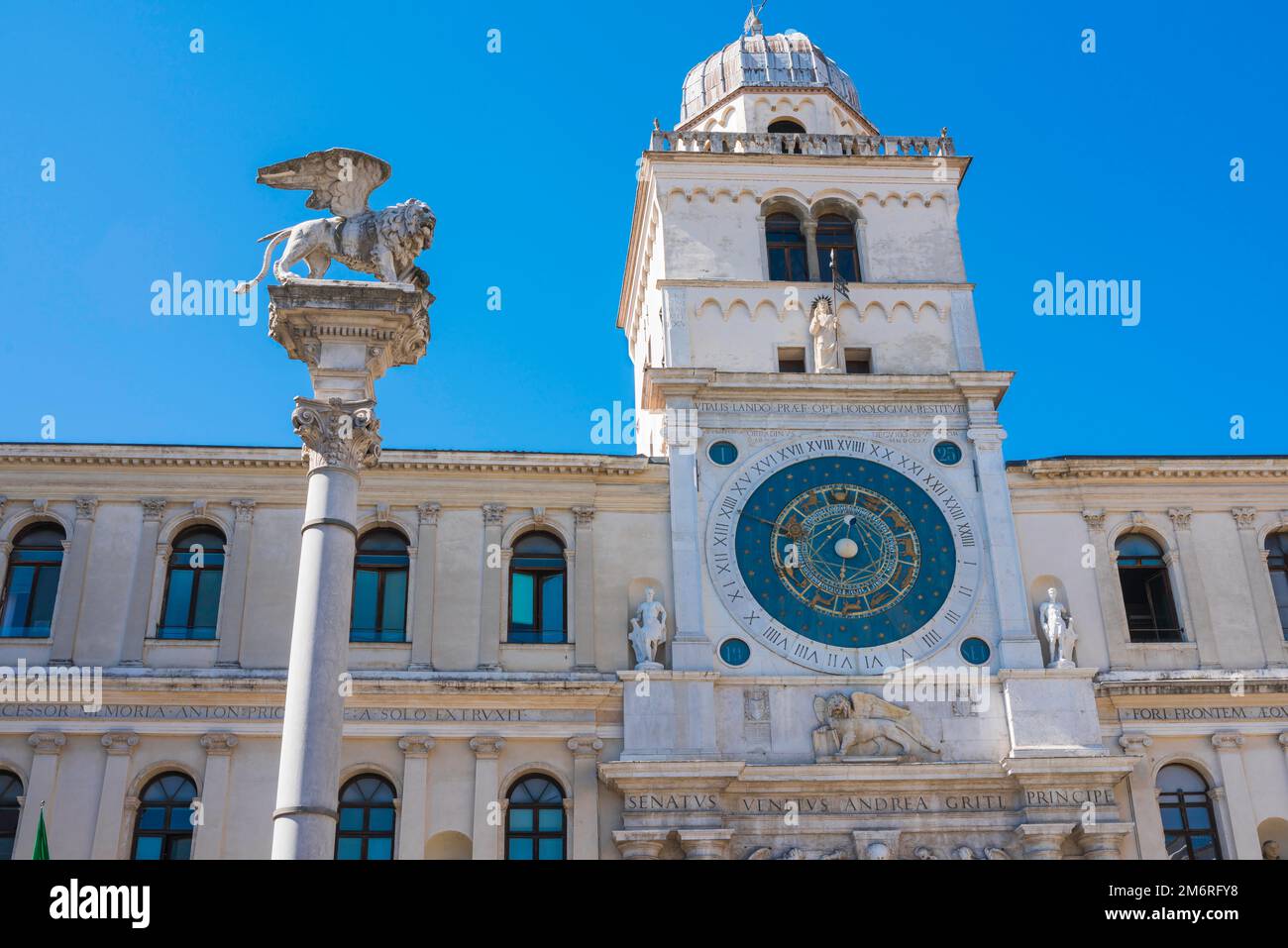 Torre dell'Orologio Padova, veduta dell'orologio astronomico della Torre  Orologio e della vicina colonna Leone di San Marco in Piazza Signori, Padova  Foto stock - Alamy