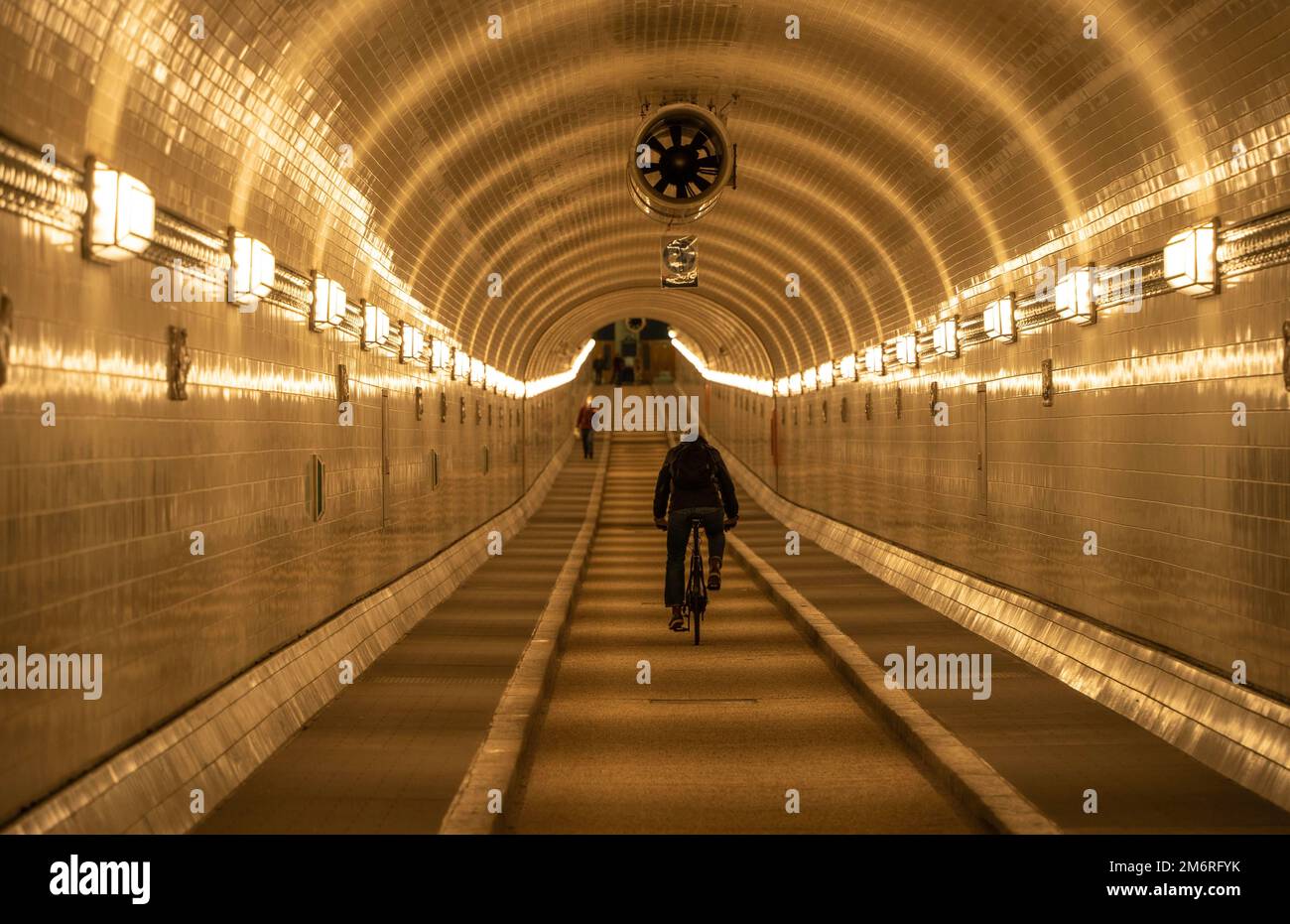 Tunnel dell'Elba con bicicletta di notte, Amburgo Germania Foto Stock