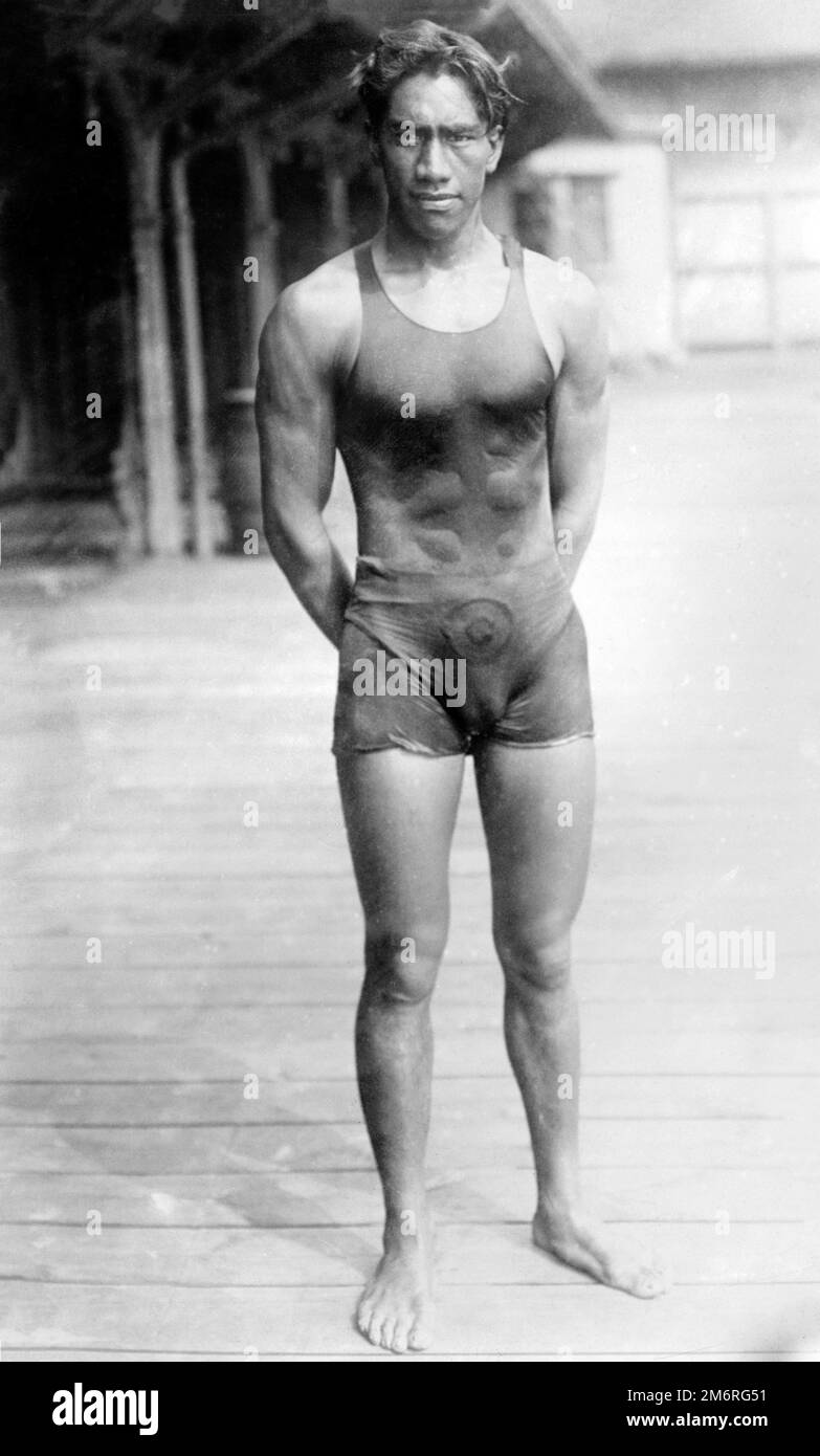 Duke Kahanamoku. Ritratto del nuotatore e surfista hawaiano, Duke Paoa Kahinu Mokoe Hulikohola Kahanamoku (1890-1968), Bain News Service, c. 1910-15 Foto Stock