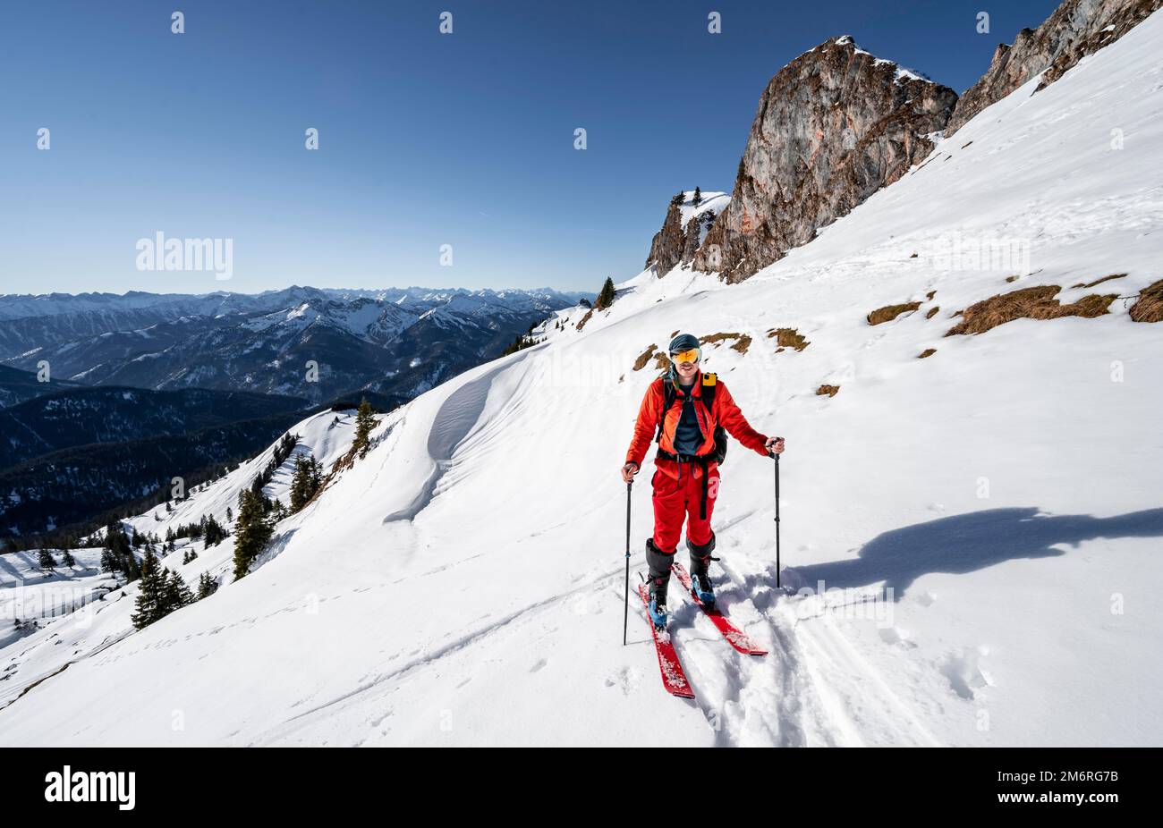 Sciatori in un tour sciistico sulla Rotwand, in inverno, Mangfall Mountains, Baviera, Germania Foto Stock