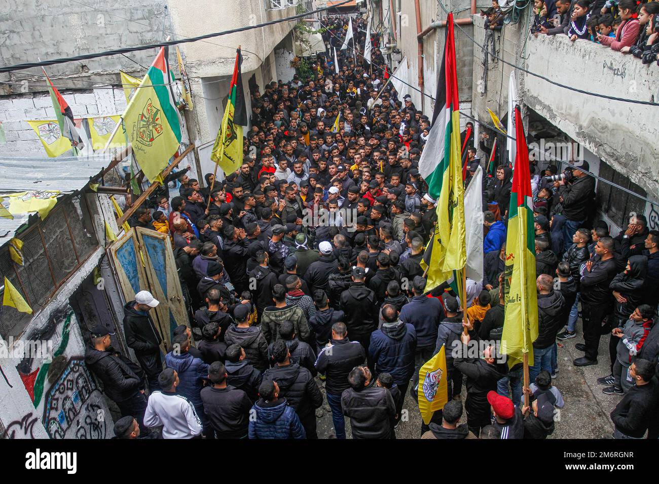 Nablus, Palestina. 05th Jan, 2023. I lutto e gli uomini armati portano il corpo dell'adolescente palestinese Amer Abu Zeitoun, 16 anni, ucciso durante gli scontri tra i militanti palestinesi e le forze israeliane durante un RAID notturno nel campo profughi di Balata nella città di Nablus, durante i suoi funerali nello stesso campo della Cisgiordania. Il ministero della salute palestinese ha detto che l'esercito israeliano ha ucciso Zitoun a Nablus, dove scoppiarono scontri armati tra militanti e forze israeliane. Credit: SOPA Images Limited/Alamy Live News Foto Stock