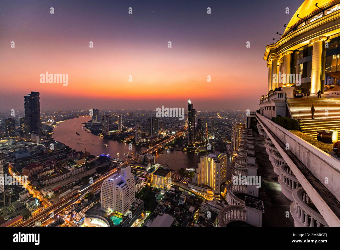 NightShot da Bangkok e il fiume Chao Phraya con la cupola della torre Lebua, Bangkok, Thailandia Foto Stock