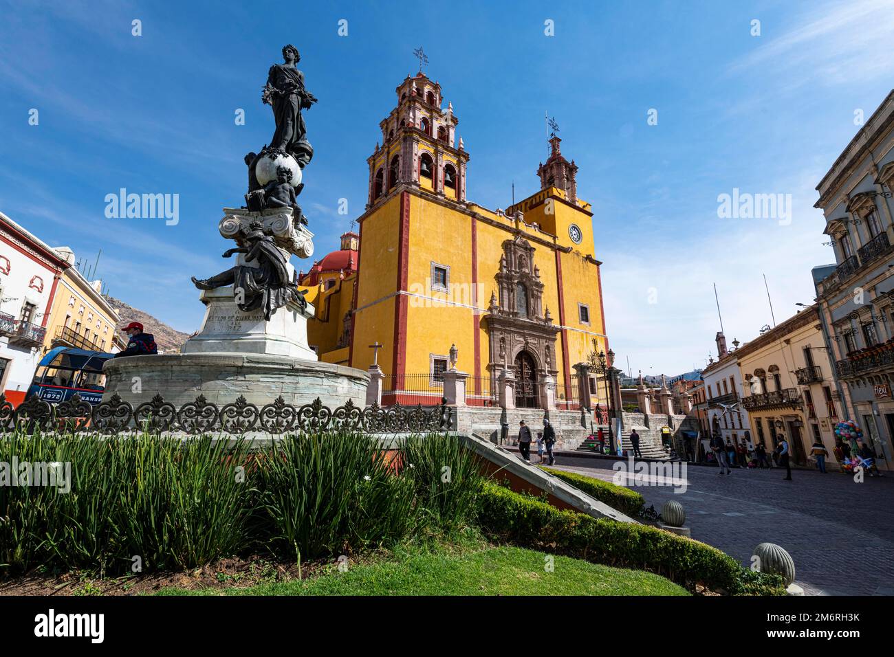 Monumento a la Paz prima della Basilica Colegiata de Nuestra Senora, sito patrimonio dell'umanità dell'UNESCO Guanajuato, Messico Foto Stock