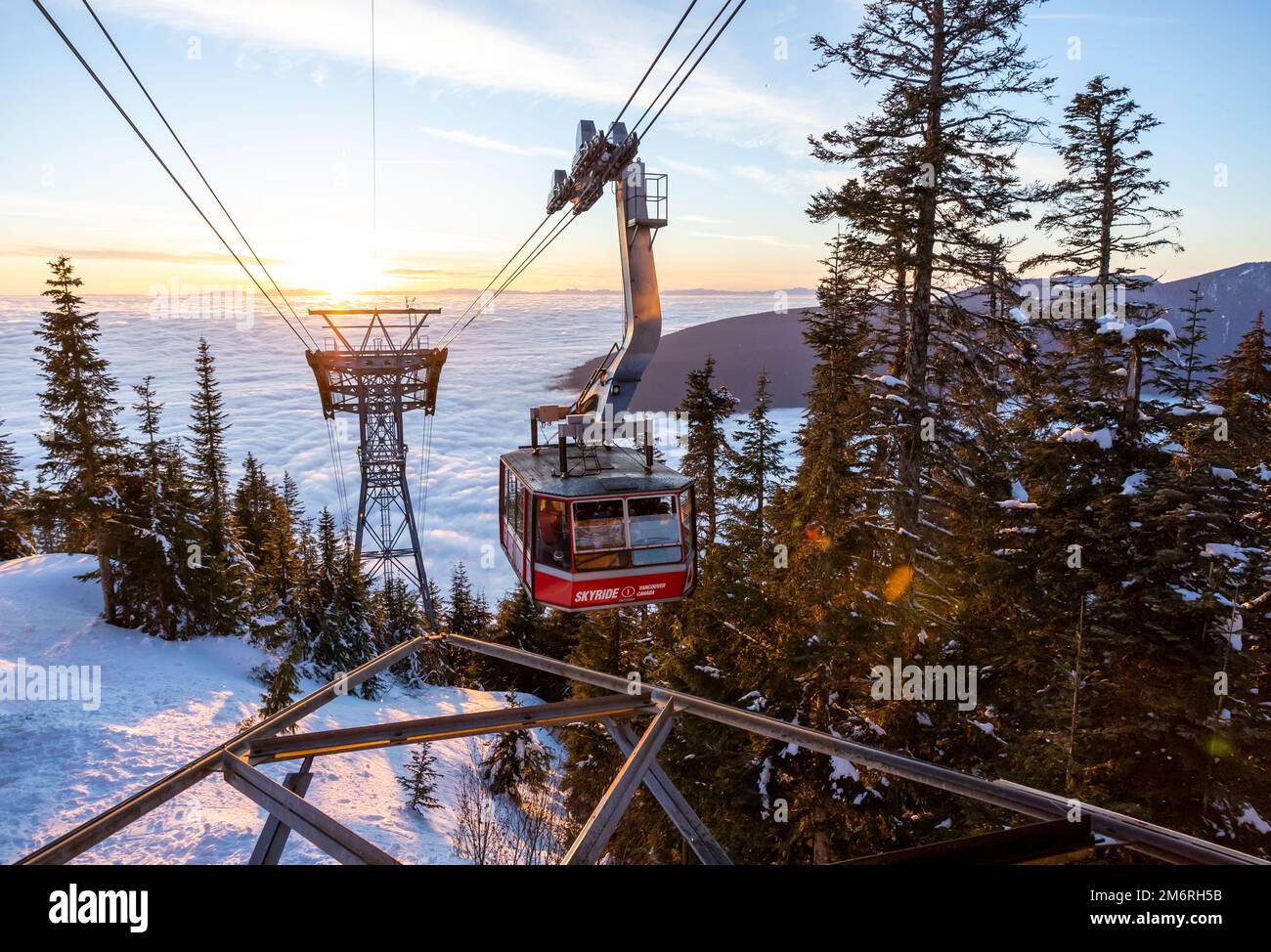 Vancouver, Canada - Dicembre 16,2022: Una veduta della funivia Skyride al picco di Vancouver all'interno della stazione sciistica di Grouse Mountain durante il tramonto Foto Stock