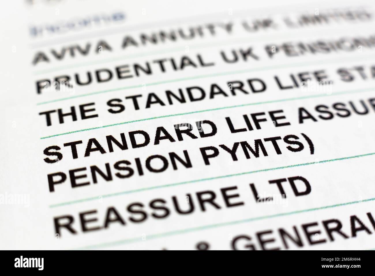 Documenti cartacei che mostrano un elenco di fornitori di pensioni nel Regno Unito Foto Stock