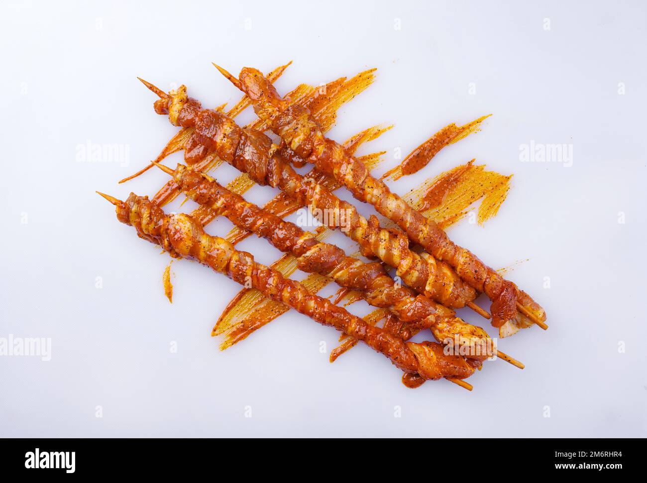 Tradizionale fiaccola di barbecue crudo e speziato marinato con fette di pancetta di maiale preparata per un barbecue estivo e offerta come top Foto Stock