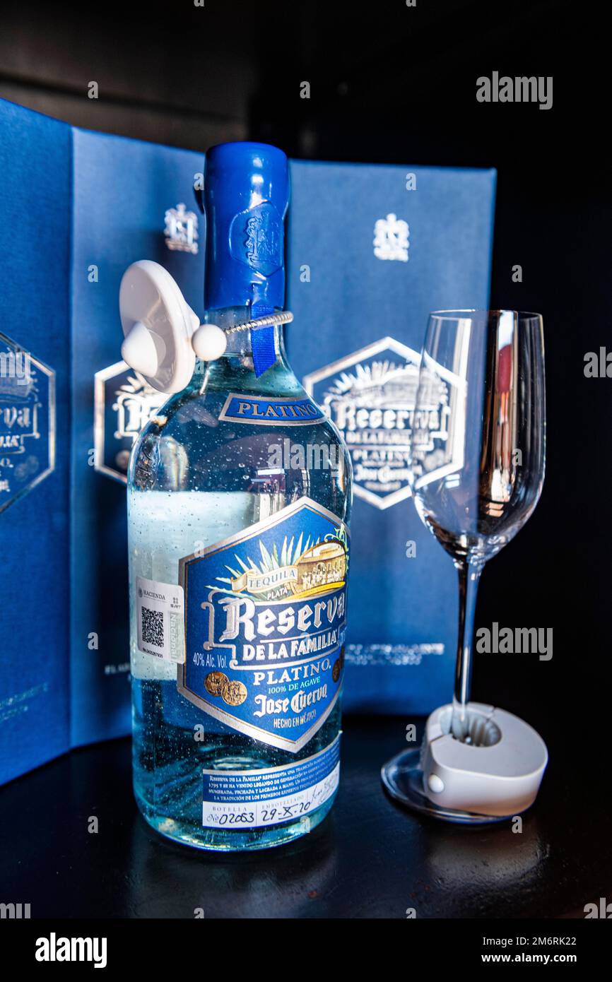 Costose bottiglie di Tequila, Tequila, sito patrimonio dell'umanità dell'UNESCO, Jalisco, Messico Foto Stock