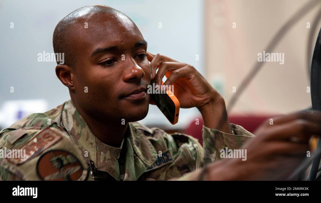 STATI UNITI Trey Richardson, 25th Air Support Operations Squadron radio Frequency Transmission Systems staff, risolve i problemi di comunicazione durante RED FLAG-Alaska 22-1 presso Eielson Air Force base, Alaska, 4 maggio 2022. L'ASOS 25th fornisce risorse tattiche di comando e controllo ai controller di attacco del terminale congiunto e ai sistemi di armi in volo. Foto Stock