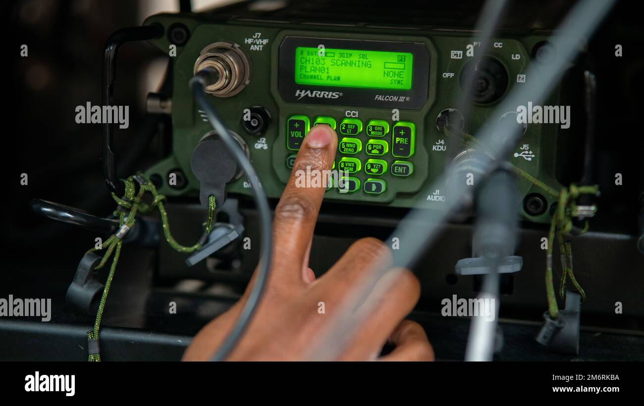 STATI UNITI Trey Richardson, 25th Air Support Operations Squadron radio Frequency Transmission Systems staff, risolve i problemi di comunicazione durante RED FLAG-Alaska 22-1 presso Eielson Air Force base, Alaska, 4 maggio 2022. Questo esercizio offre opportunità uniche per integrare varie forze in una formazione congiunta e multilaterale da basi operative simulate in avanti. Foto Stock