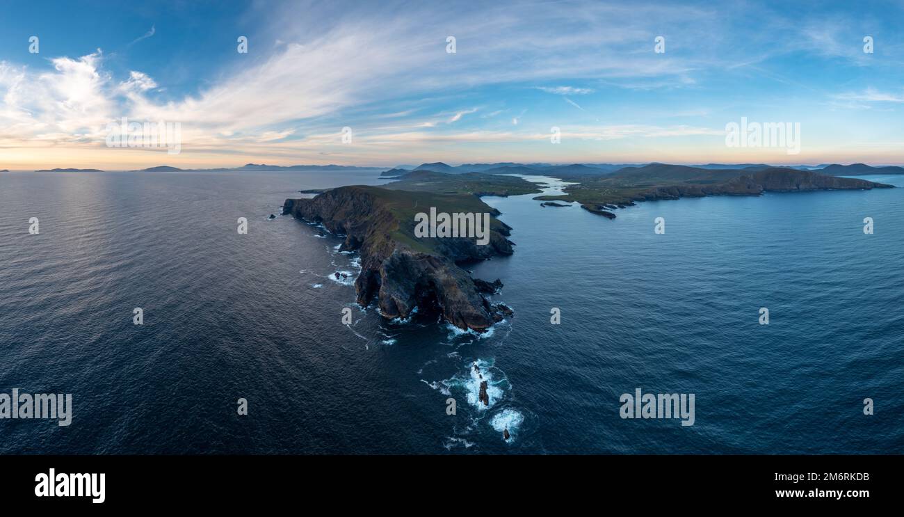 Panorama aereo delle scogliere di Bray Head sull'isola di Valentia al crepuscolo Foto Stock