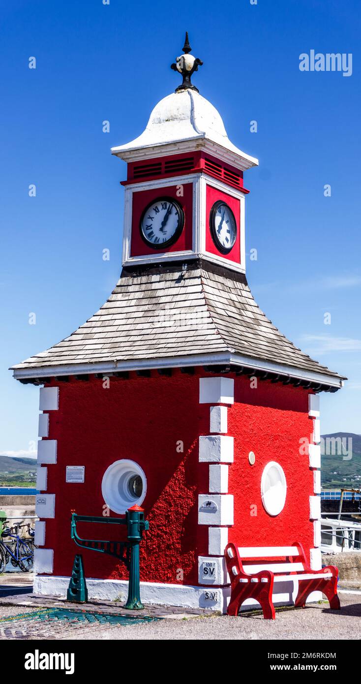 Vista della storica torre dell'orologio e della stazione di pesatura sul molo reale di Knight's Town sull'isola di Valentia nella contea di Kerry Foto Stock