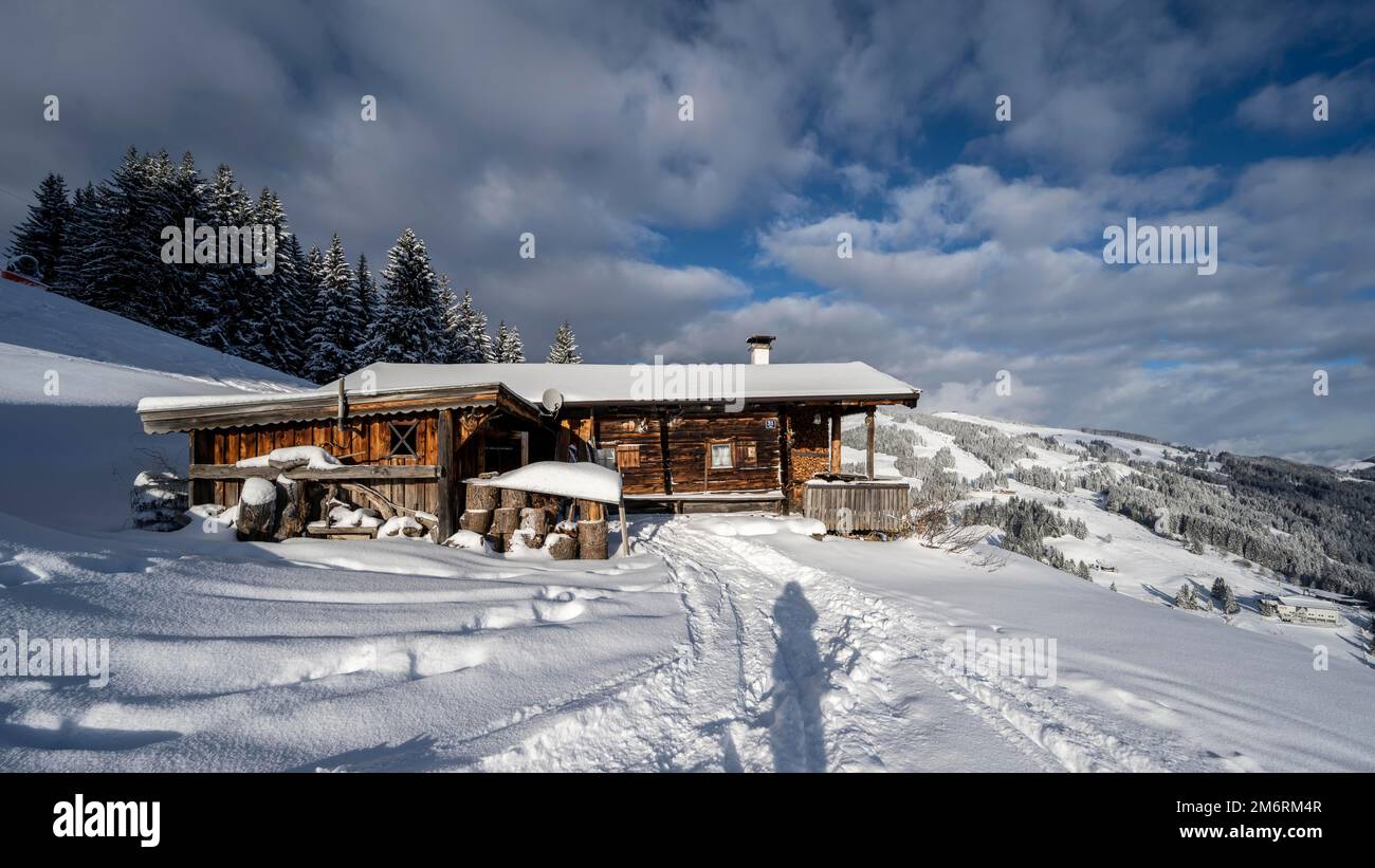 Rifugio tradizionale nella neve, presso la località sciistica Bixen im Thale, Tirolo, Austria Foto Stock