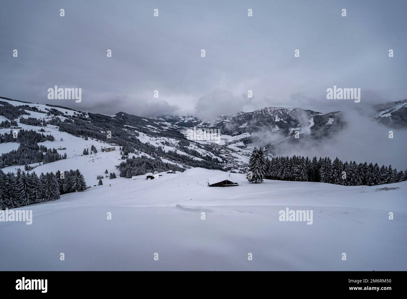 Paesaggio invernale, rifugio nella neve, nel comprensorio sciistico Bixen im Thale, Tirolo, Austria Foto Stock