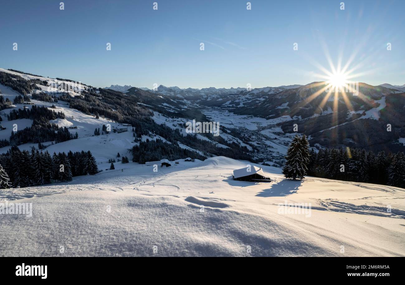 Panorama alpino, vista sulle montagne innevate di Bixen im Thale, paesaggio invernale, rifugio nella neve, presso la stazione sciistica Bixen im Thale Foto Stock