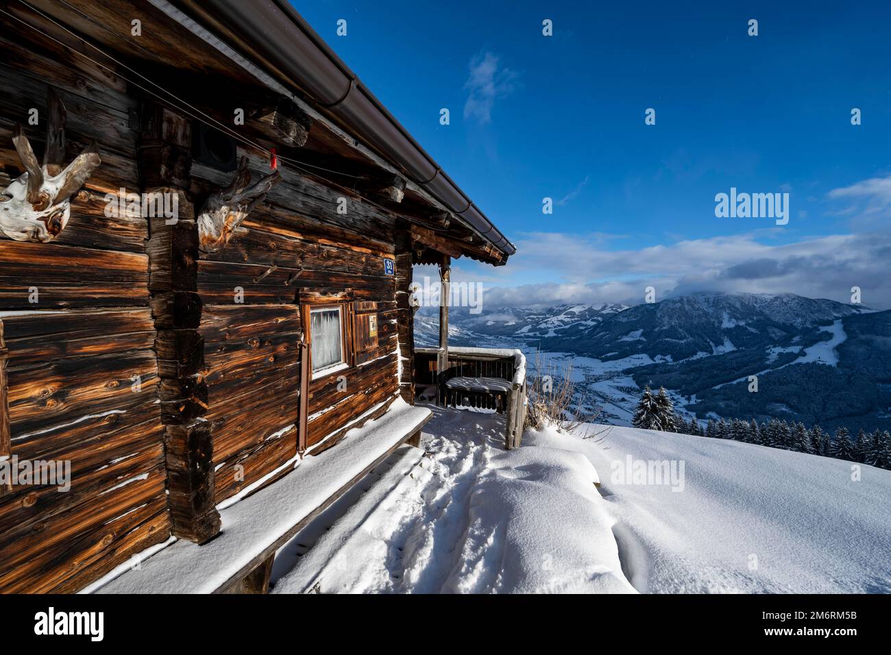 Rifugio tradizionale nella neve, vista sulla valle, presso la zona sciistica Bixen im Thale, Tirolo, Austria Foto Stock