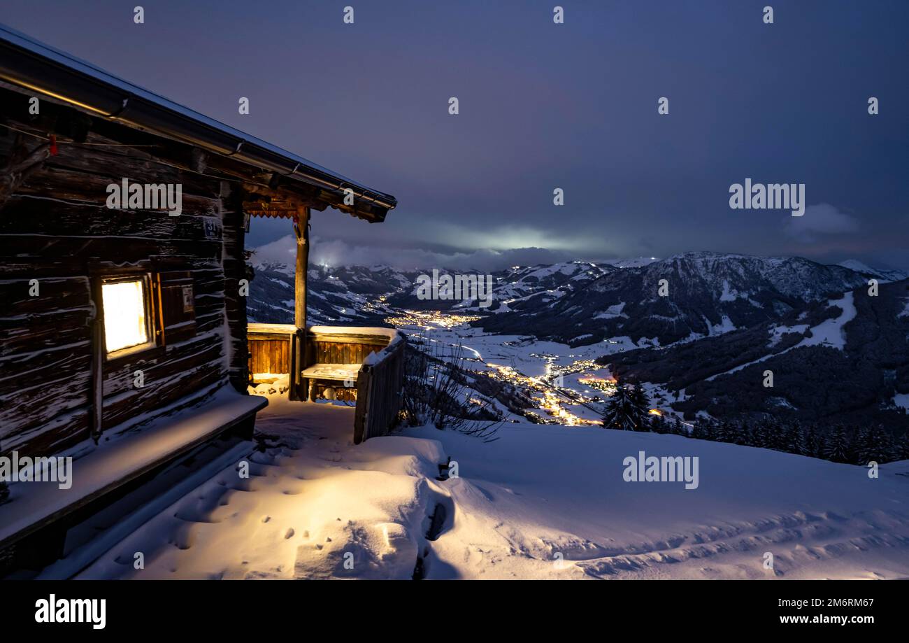 Colpo di notte, rifugio nella neve, vista sulla valle, presso il comprensorio sciistico Bixen im Thale, Tirolo, Austria Foto Stock