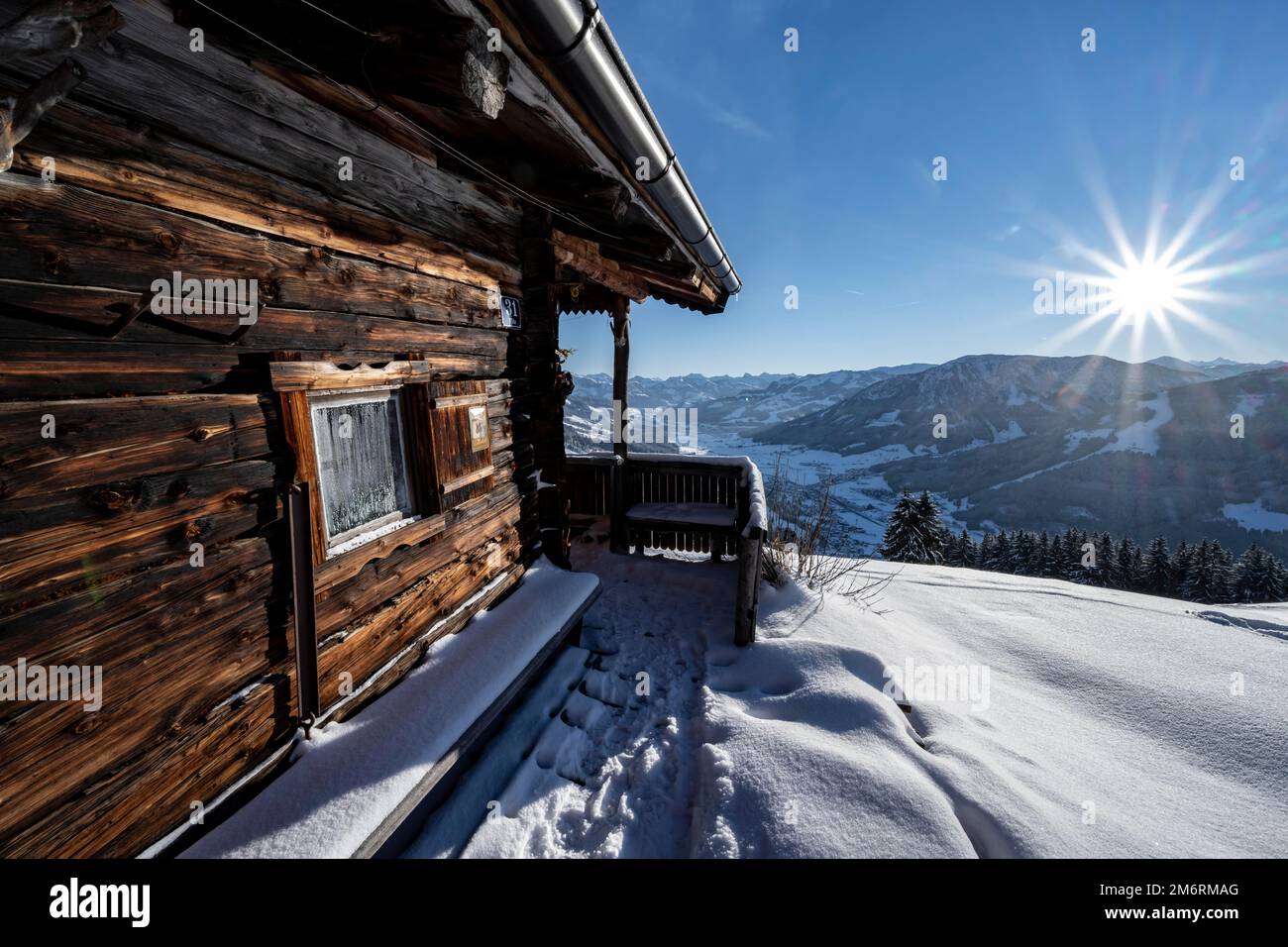 Vista sulle montagne innevate di Bixen im Thale, paesaggio invernale, rifugio nella neve, presso la zona sciistica Bixen im Thale, Tirolo, Austria Foto Stock