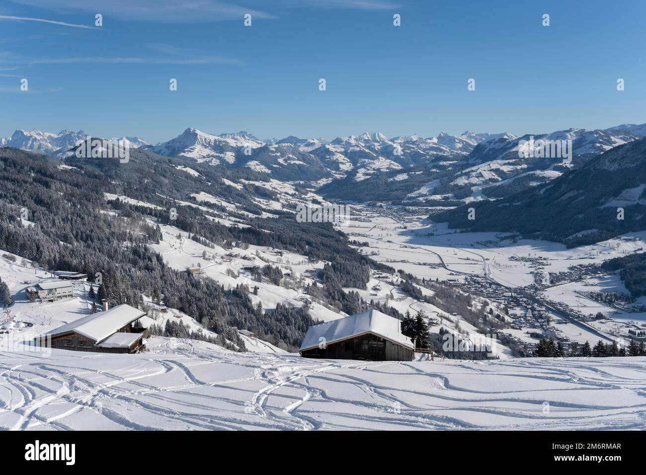 Piste da sci nella neve profonda, vista sulle montagne innevate, comprensorio sciistico Bixen im Thale, Tirolo, Austria Foto Stock