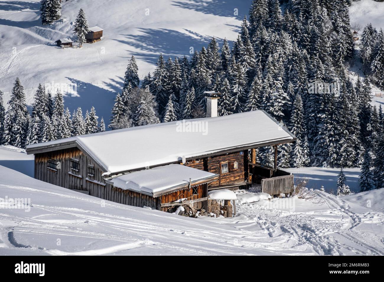 Piste da sci nella neve alta, capanna tradizionale, Bixen im Thale ski area, Tirolo, Austria Foto Stock