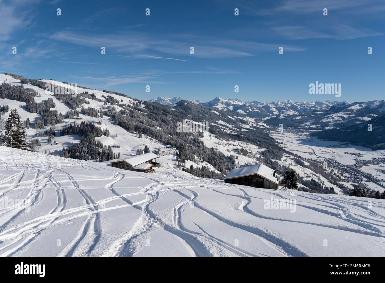 Piste da sci nella neve profonda, vista sulle montagne innevate, comprensorio sciistico Bixen im Thale, Tirolo, Austria Foto Stock