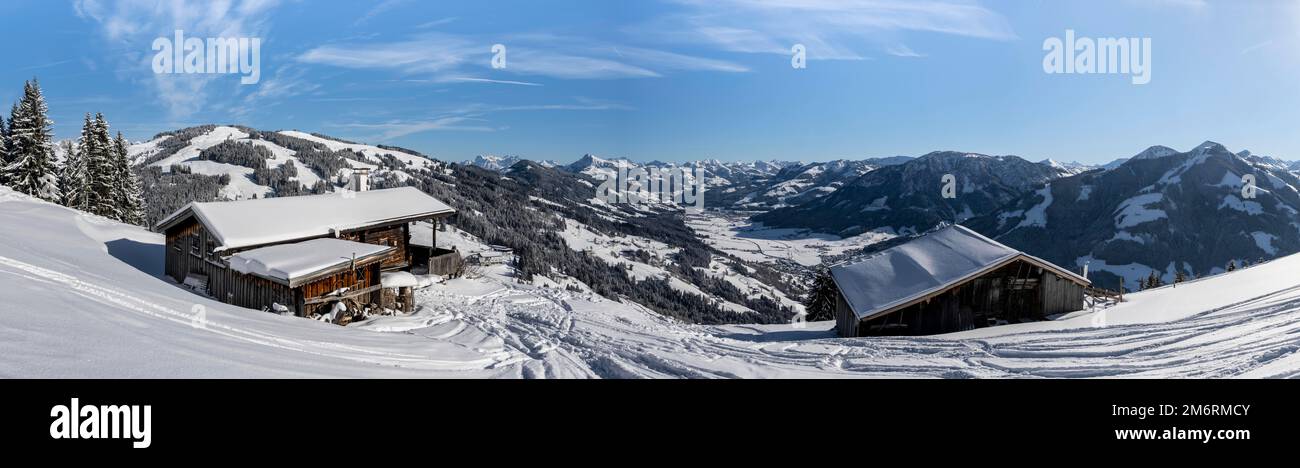 Vista sulle montagne innevate di Bixen im Thale, paesaggio invernale, rifugio nella neve, presso la zona sciistica Bixen im Thale, Tirolo, Austria Foto Stock