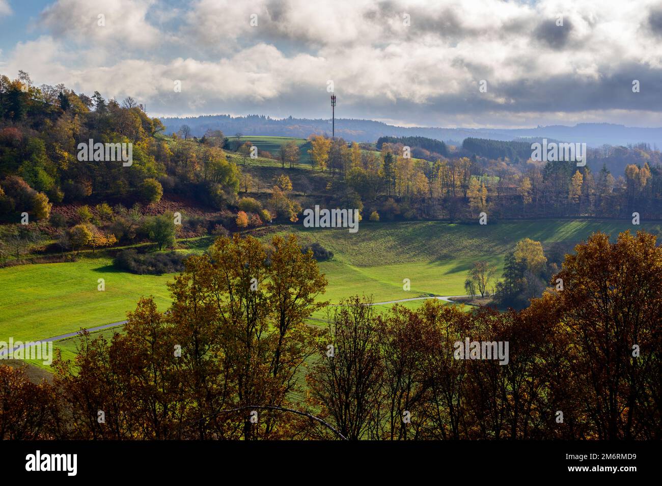 Caldera vulcanica circondata da alberi con grande torre di 5G celle in distanza Foto Stock