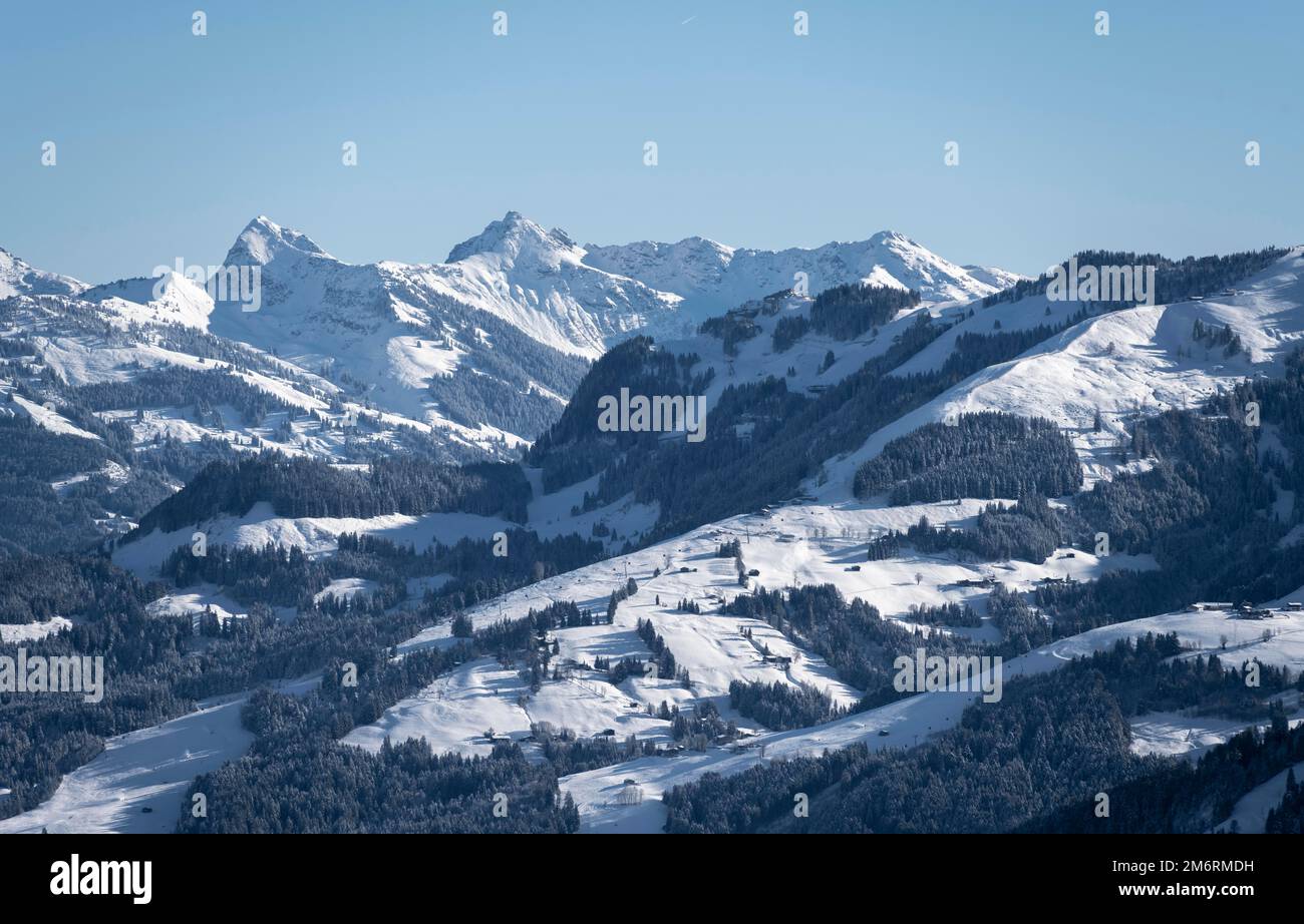 Panorama alpino, vista sul comprensorio sciistico e sulle montagne innevate di Bixen im Thale, Tirolo, Austria Foto Stock