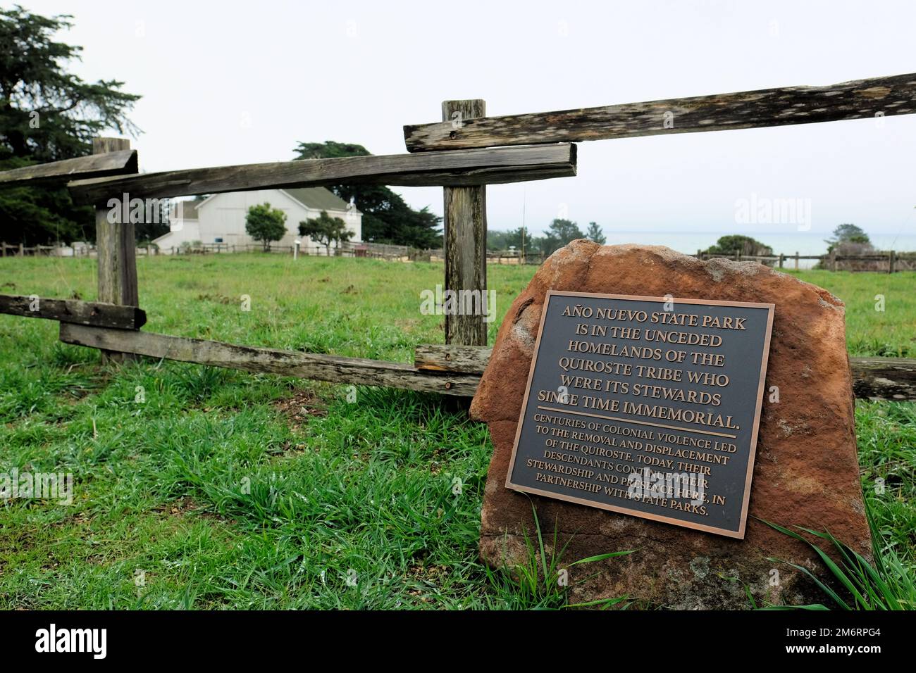 Riconoscimento delle terre indigene al parco statale Año Nuevo nella contea di San Mateo, California; riconoscimento della violenza coloniale della popolazione di Quiroste. Foto Stock