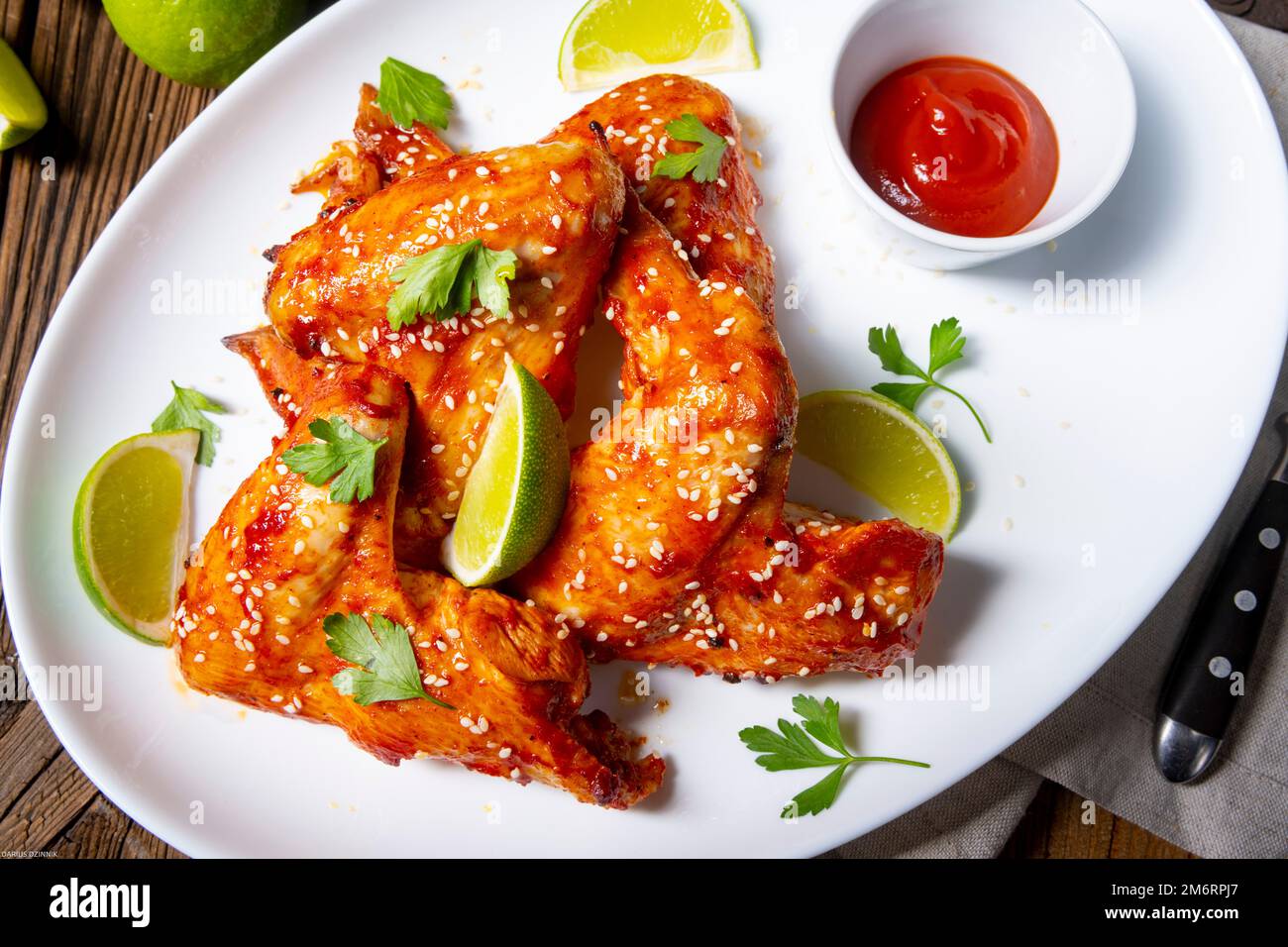 Ali di pollo con spicchi di patate e zam. Foto Stock