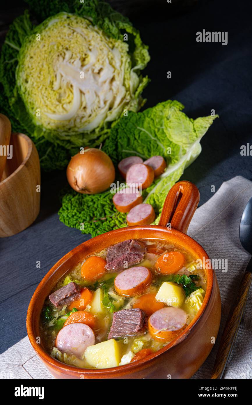 Delizioso stufato di cavolo di savoia in un recipiente rustico Foto Stock