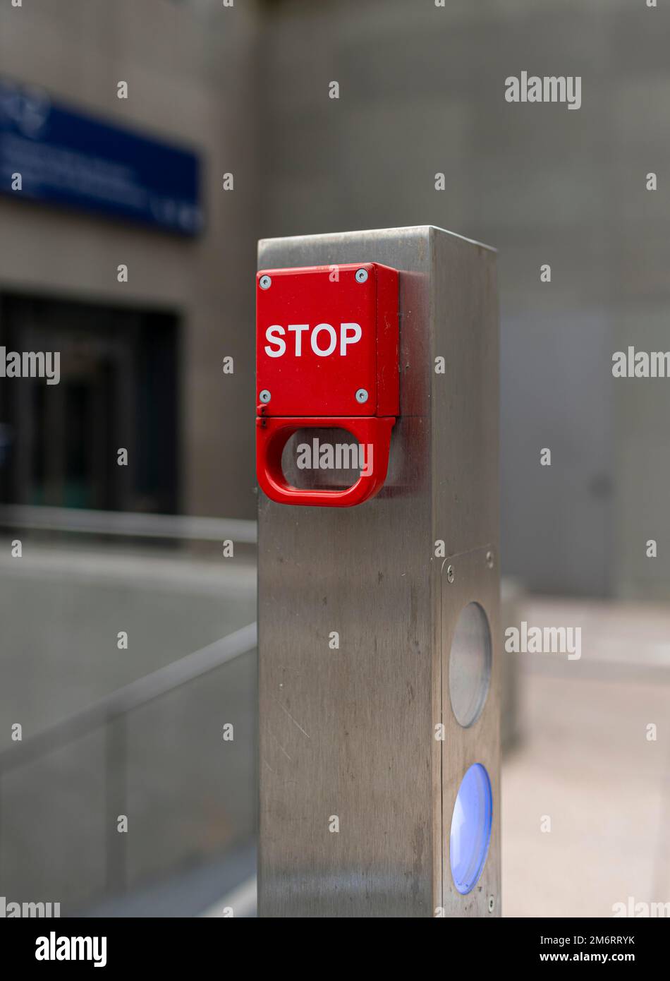 Interruttore di emergenza in una stazione ferroviaria, Berlino-Mitte, Berlino, Germania Foto Stock