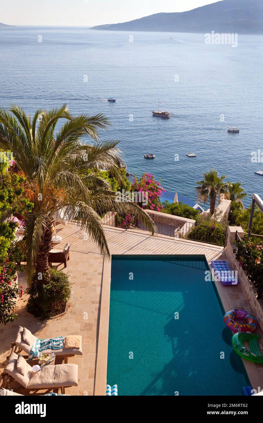 La vista della baia di Kalkan come visto da una villa in affitto a Komurluk che fa parte della città di Kalkan in turchia. Luglio 2022 Foto Stock