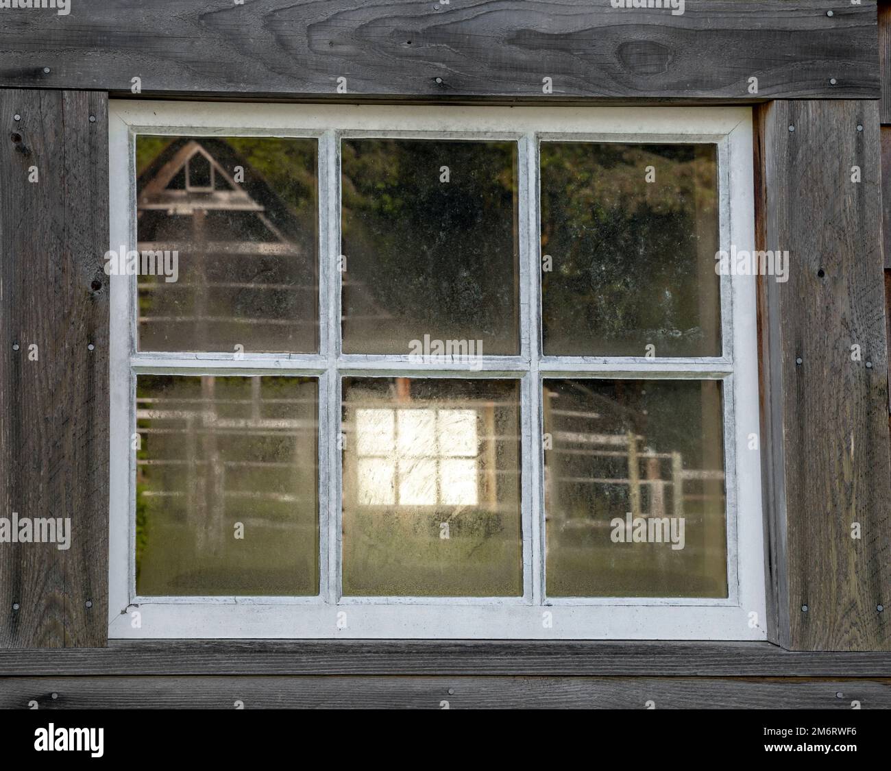 WA20841-00..... WASHINGTON - Finestre di un edificio storico della fattoria a Kestner Homestead, Parco Nazionale Olimpico. Foto Stock