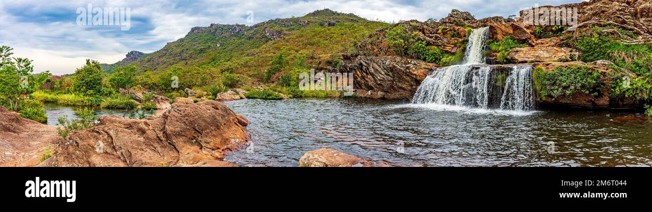 Cascata e laghi con montagne sullo sfondo Biribiri Foto Stock