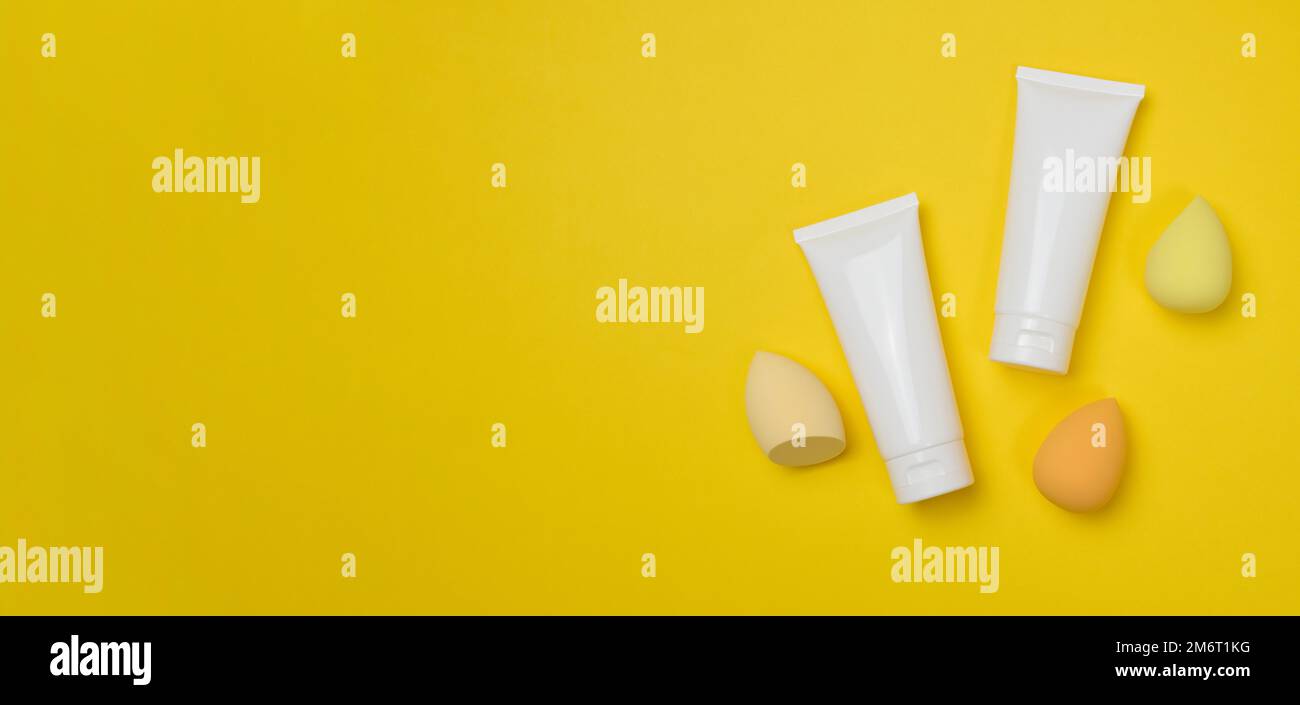 Tubi in plastica bianca per crema, gel e altri cosmetici e spugne Foto Stock