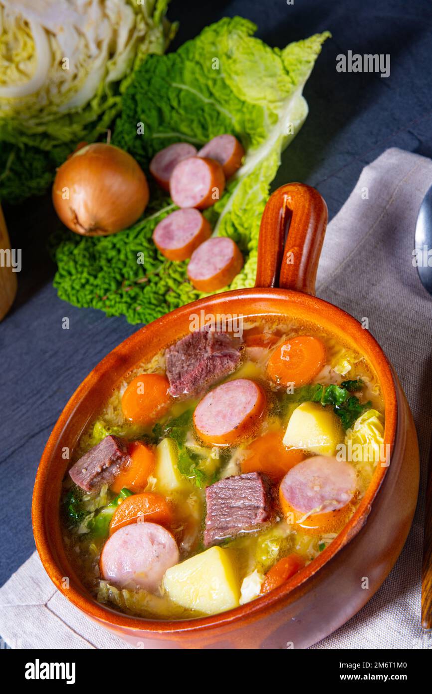 Delizioso stufato di cavolo di savoia in un recipiente rustico Foto Stock