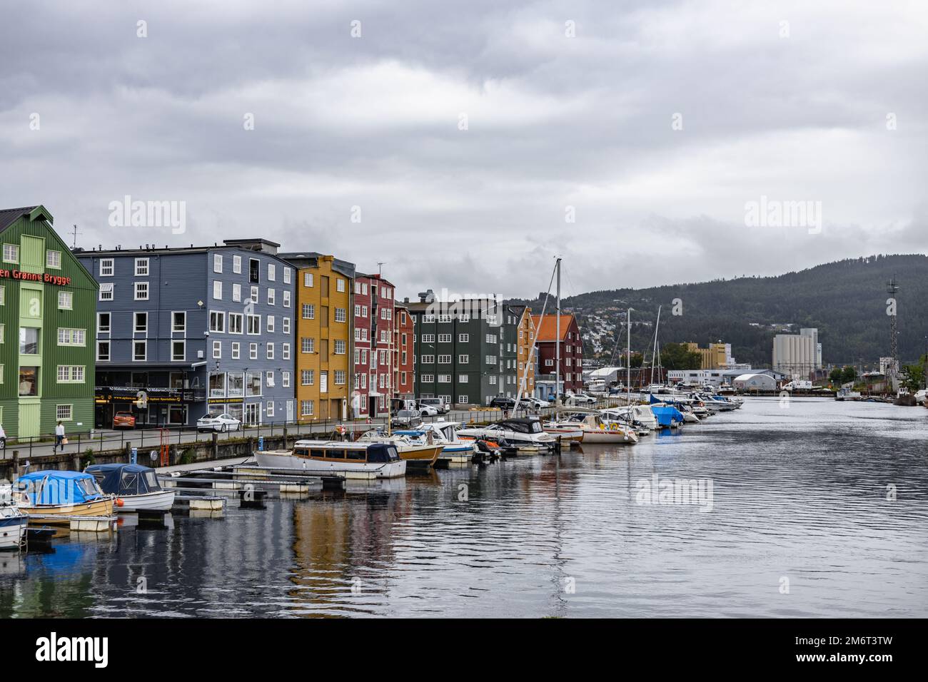Città nordica Trondheim con le vecchie manichette colorate - Luglio 13 2022 Foto Stock