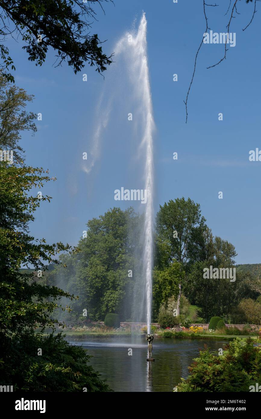 Chard.Somerset.United Kingdom.September 4th 2021.The fontana centenario sta spruzzando acqua nell'aria nel laghetto della Sirenetta a Forde Abbey in Somerset Foto Stock