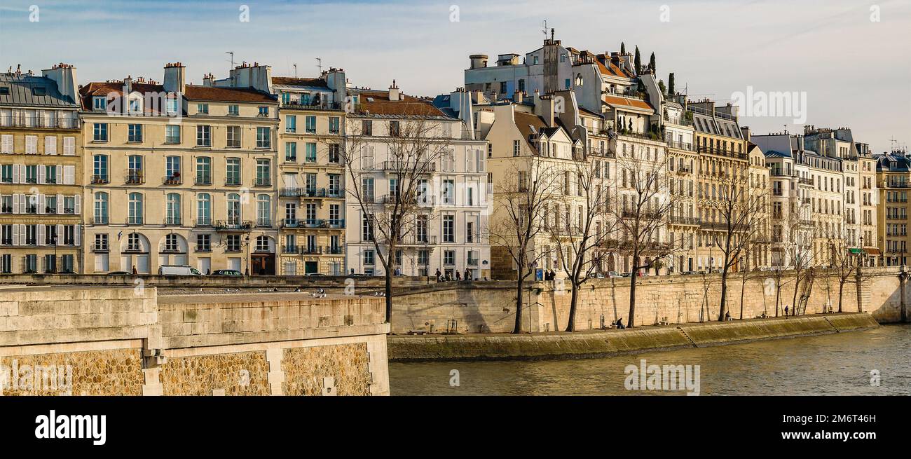 Edifici sul lungofiume, parigi, francia Foto Stock