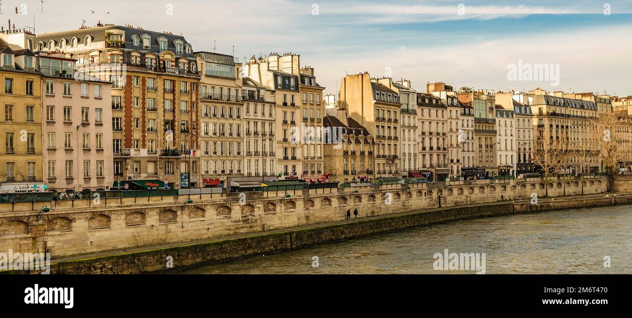 Edifici sul lungofiume, parigi, francia Foto Stock