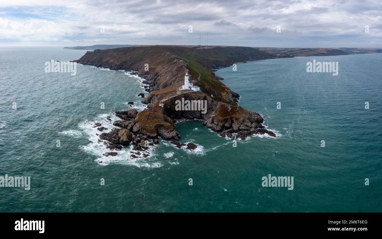 Vista panoramica del faro del punto di partenza e del promontorio nel Devon meridionale sul canale della Manica Foto Stock